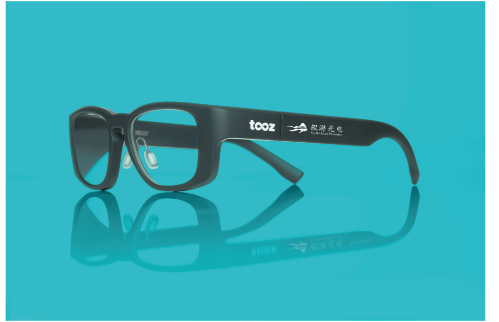 tooz in cooperation with North Ocean Photonics. Planar waveguide with prescription glasses.